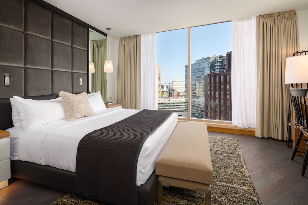 Room, 2 Queen Beds (Skyline Club Level) - Photo 3