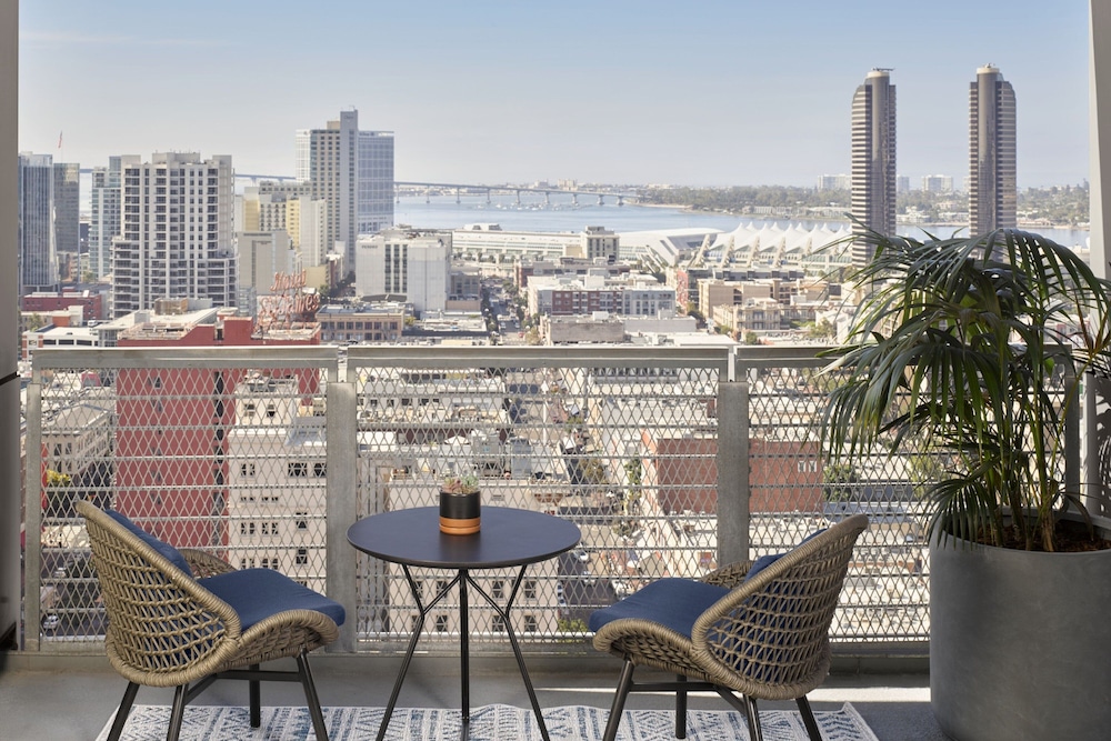 Room, 1 King Bed, City View (Balcony) - Photo 2