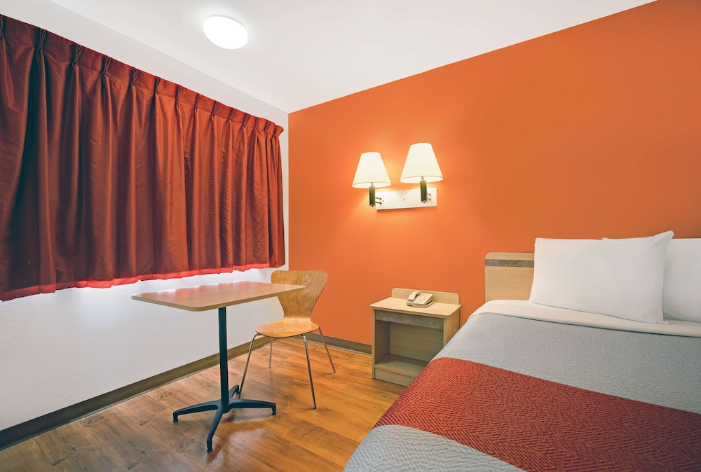 Deluxe Room, 1 Queen Bed, Non Smoking, Refrigerator & Microwave photo 2