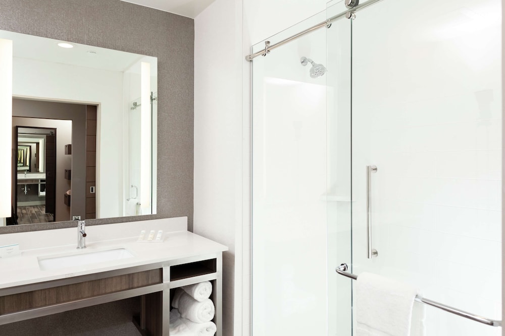 Junior Suite, 1 King Bed, Accessible (Roll-In Shower) photo 2