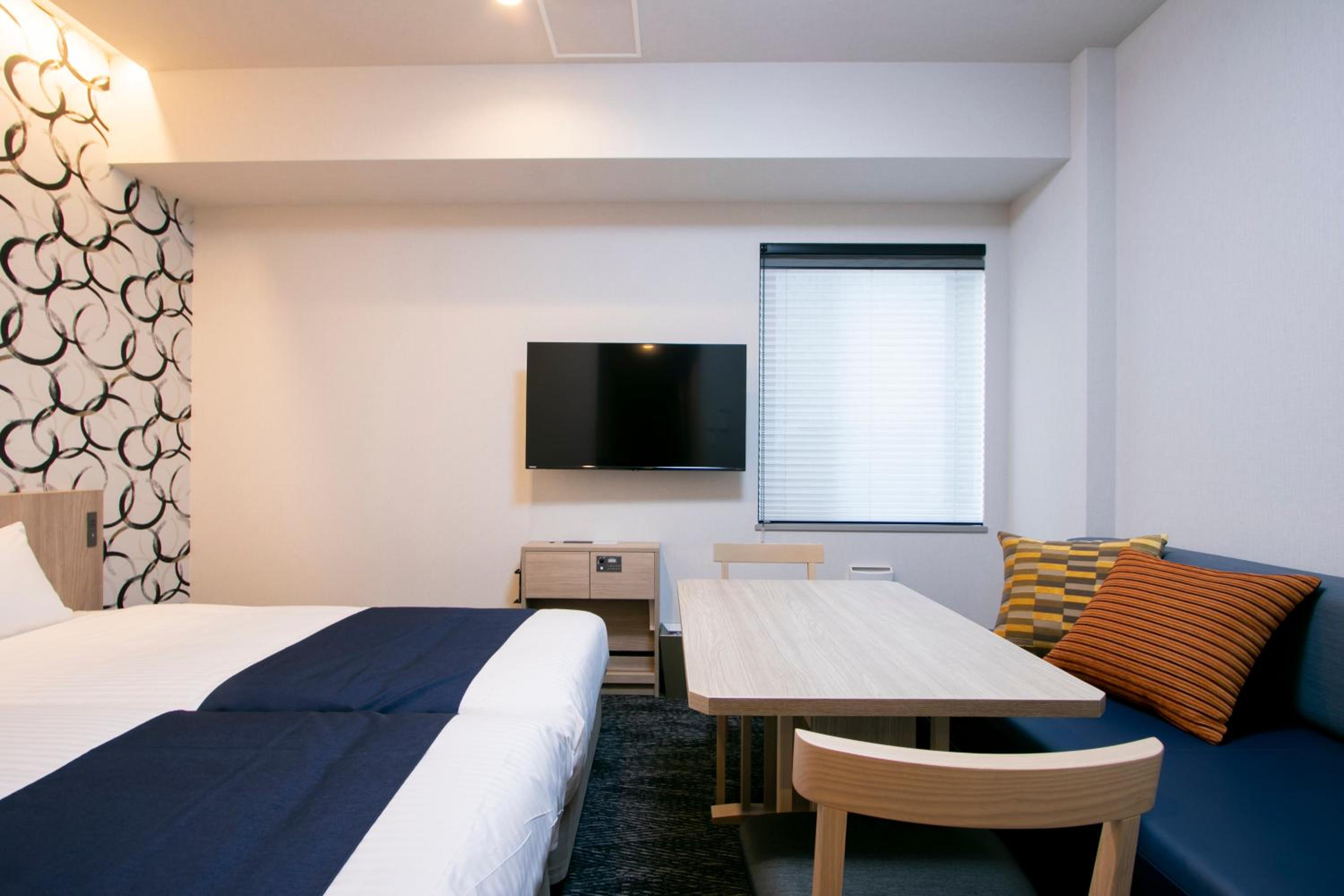 Economy Triple Room photo 3