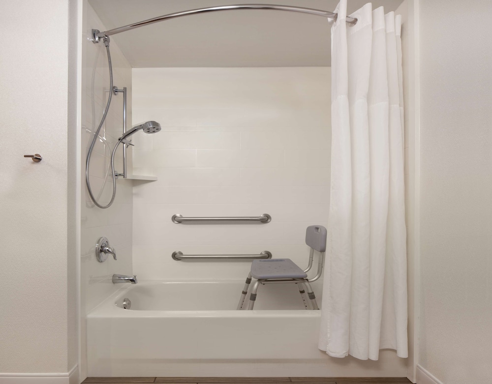 Room, 1 King Bed, Accessible, Bathtub (Mobility) - Photo 5