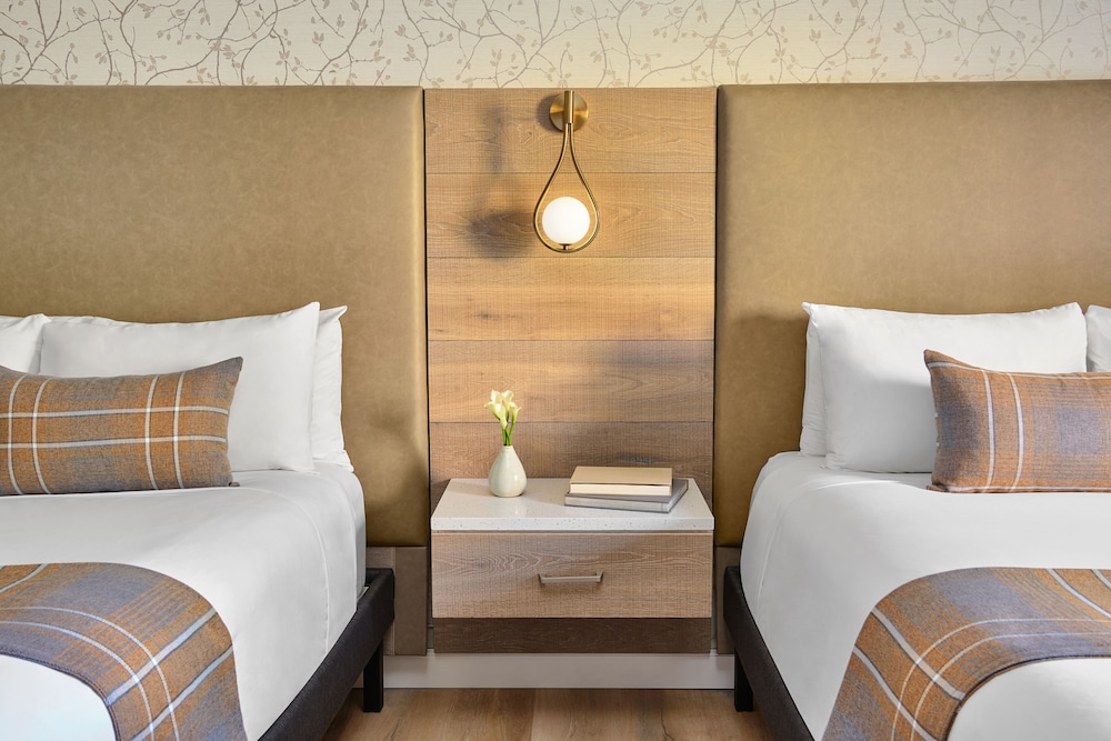 Deluxe Room, 2 Queen Beds - Photo 1