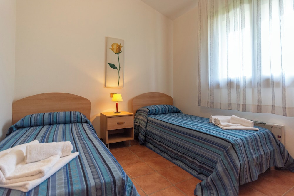 Family House, Multiple Bedrooms, 2 Bathrooms, Sea Facing (Albarella V4P 2)