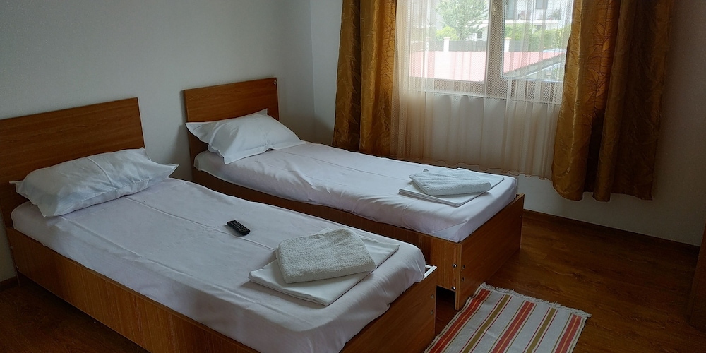 Basic Twin Room, 2 Twin Beds photo 1