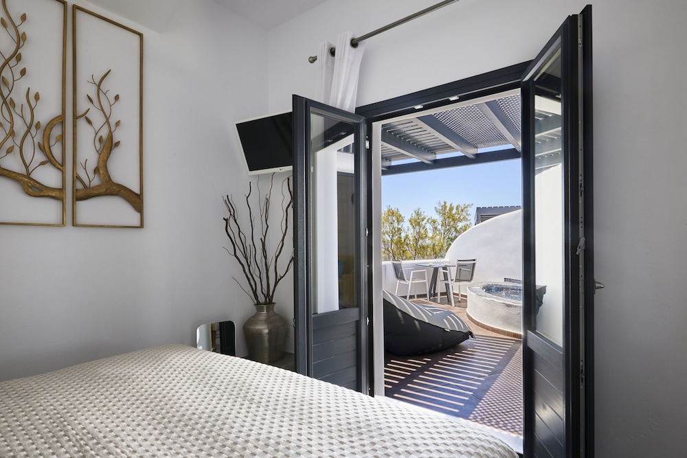 Elegant Suite with outdoor heated private Jacuzzi - Photo 5