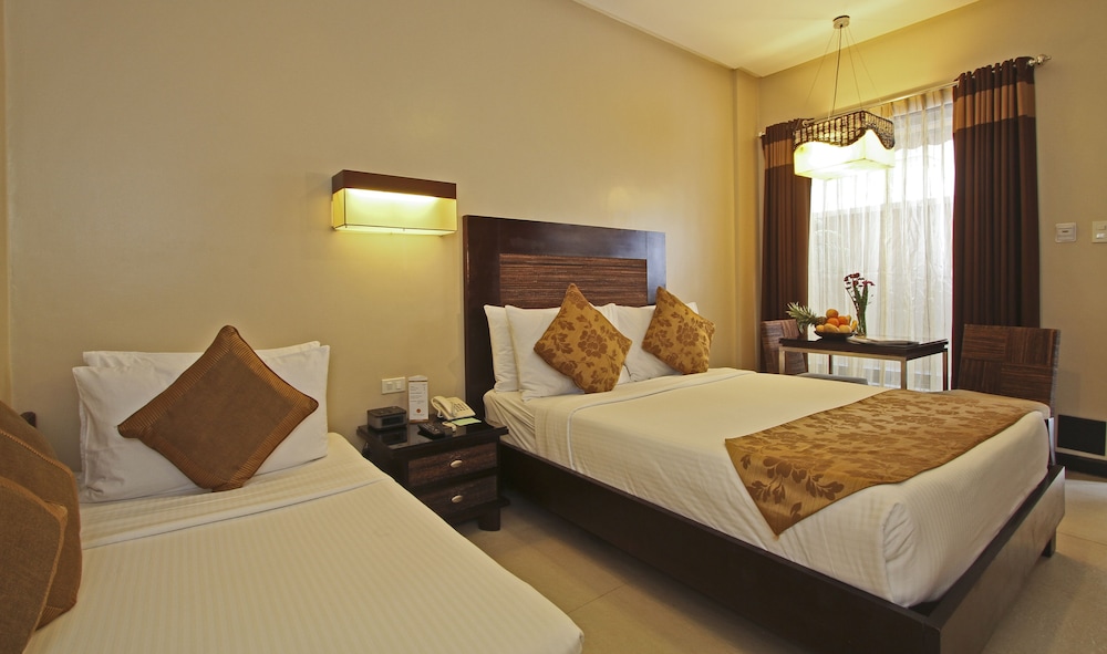 Deluxe Queen with Day Bed - Photo 2