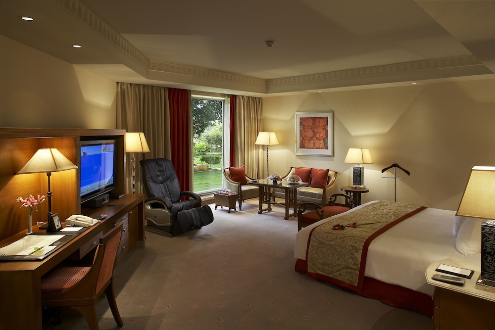 Club Room, 1 King Bed, City View - Photo 3