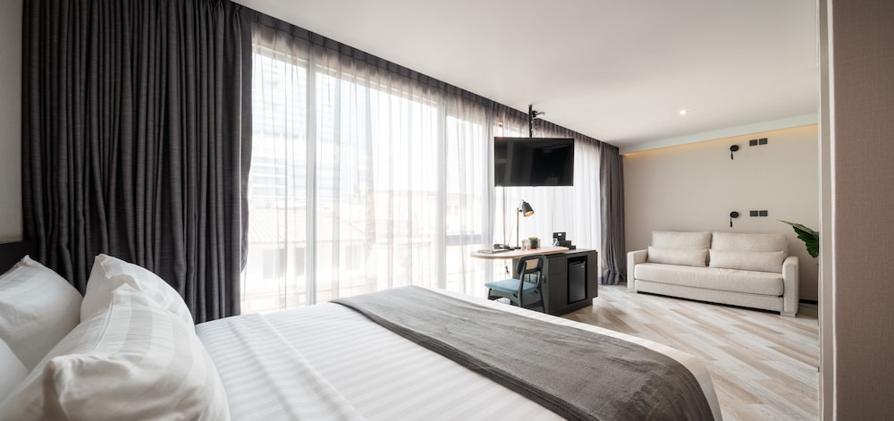 Suite, 1 King Bed, Non Smoking, City View photo 3