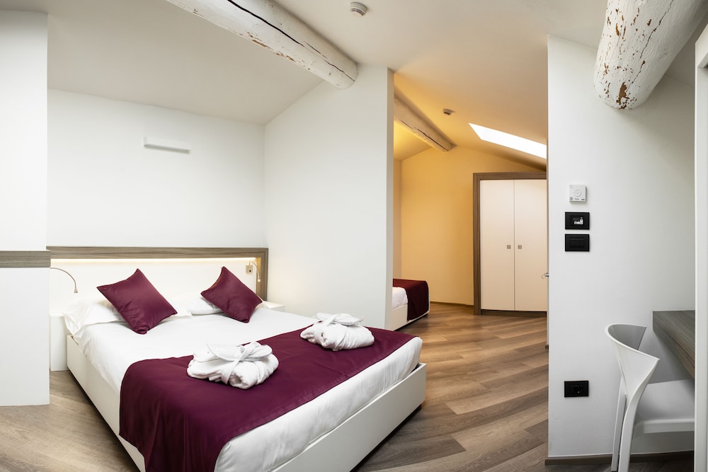 Traditional Suite, 2 Bedrooms, Connecting Rooms