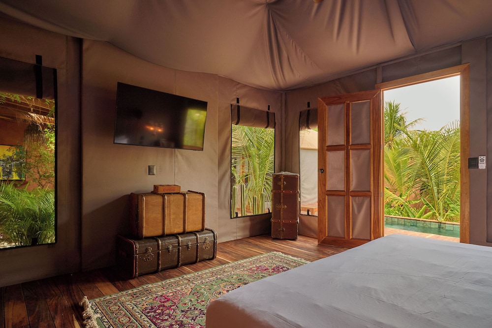 Deluxe Tent, 1 King Bed, Garden View photo 3