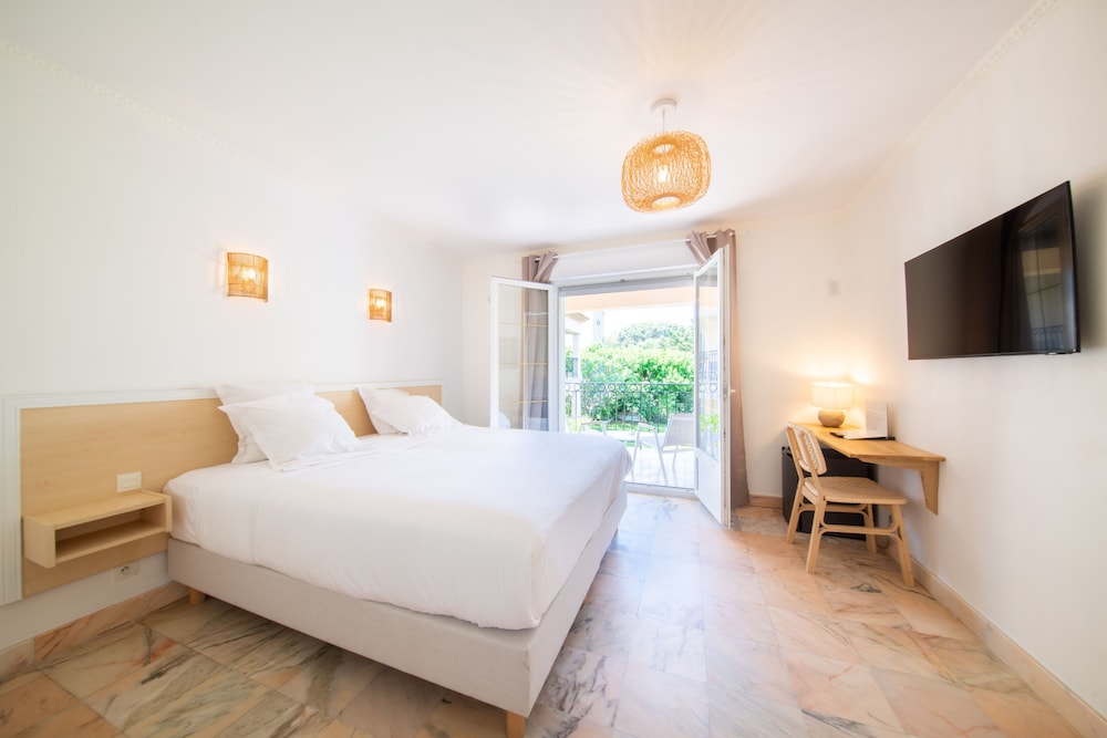 Deluxe Room - Photo 6