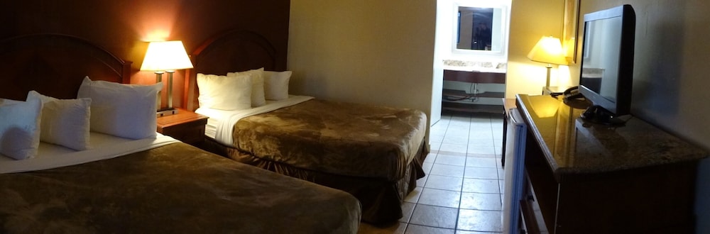 Double Room, 2 Queen Beds photo 2