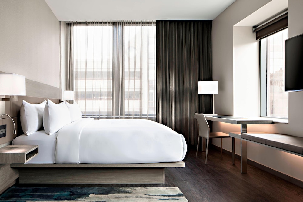 Room, 1 King Bed, City View (Mobility Accessible, Roll-In Shower) - Photo 1