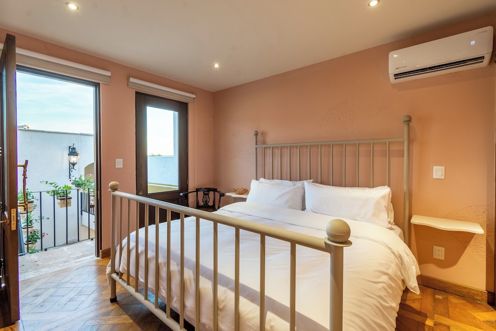 Junior Suite, Courtyard View photo 1