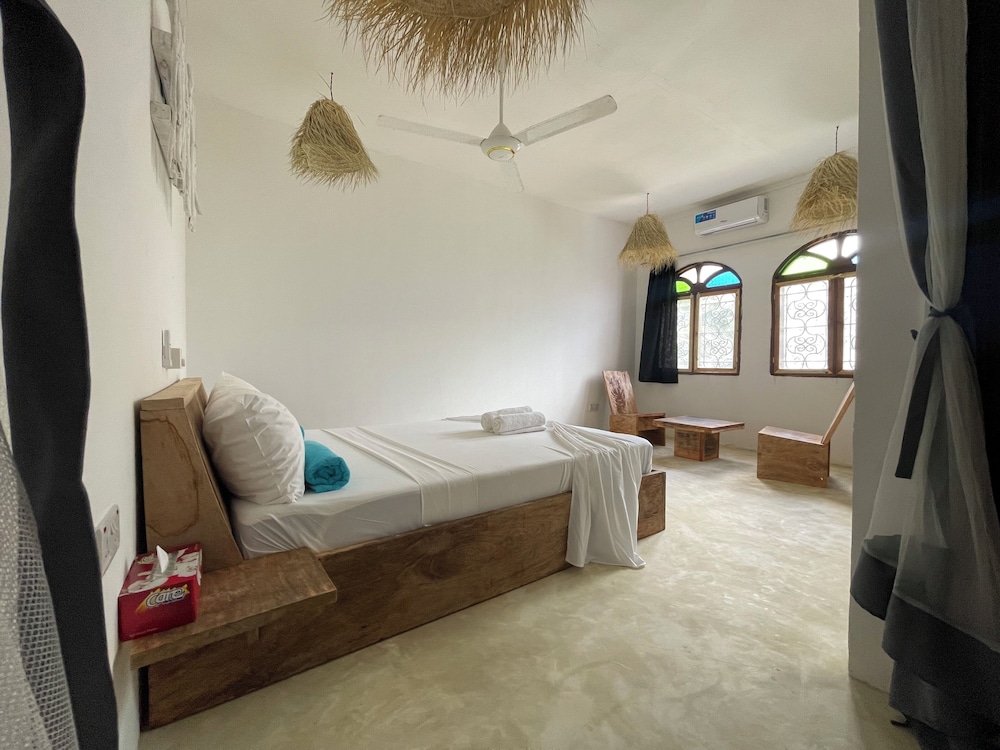 Deluxe Double Room, Non Smoking (Room Upstairs in Villa with Pool) photo 3