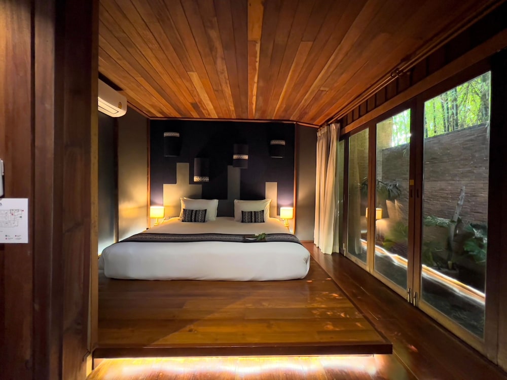 Deluxe Room, Garden View - Photo 12
