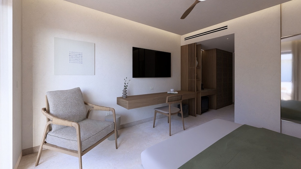 Deluxe Room with Pool View photo 2