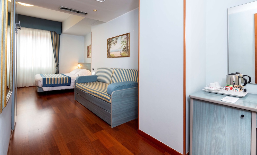 Standard Room, 1 Queen Bed, Non Smoking - Photo 4