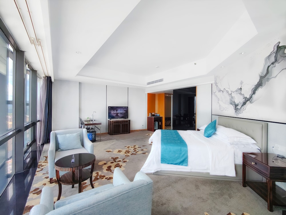 Deluxe King Room With City View(Complimentary Mini Bar and Night Snack) - Photo 3