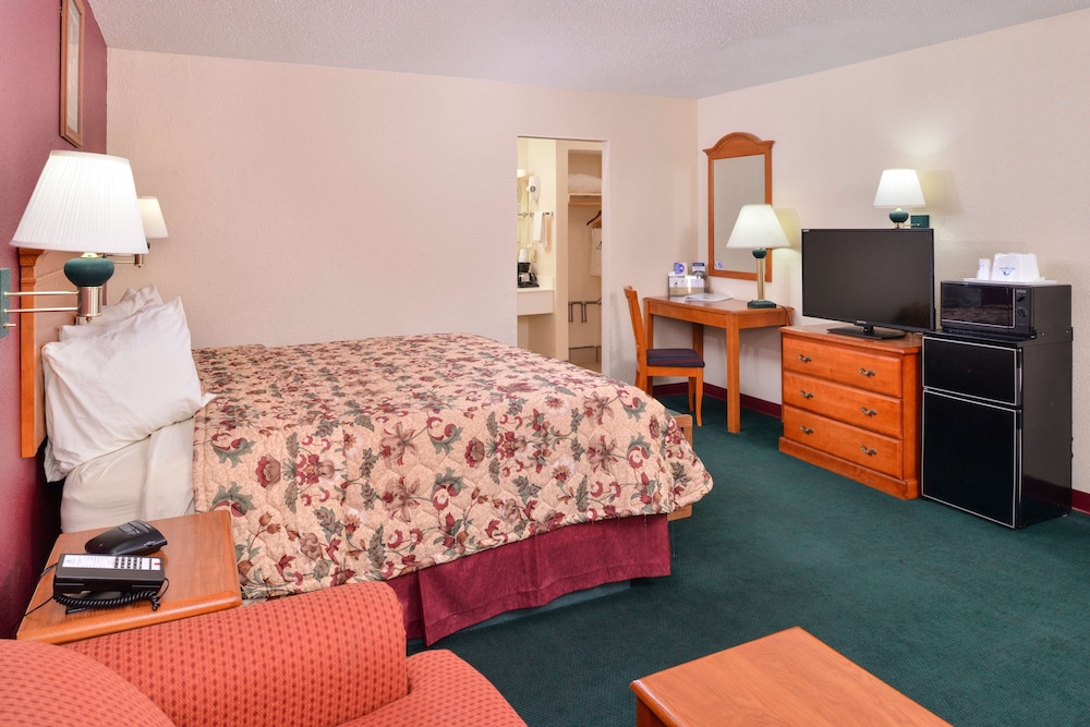 Suite, 1 King Bed, Non Smoking - Photo 1