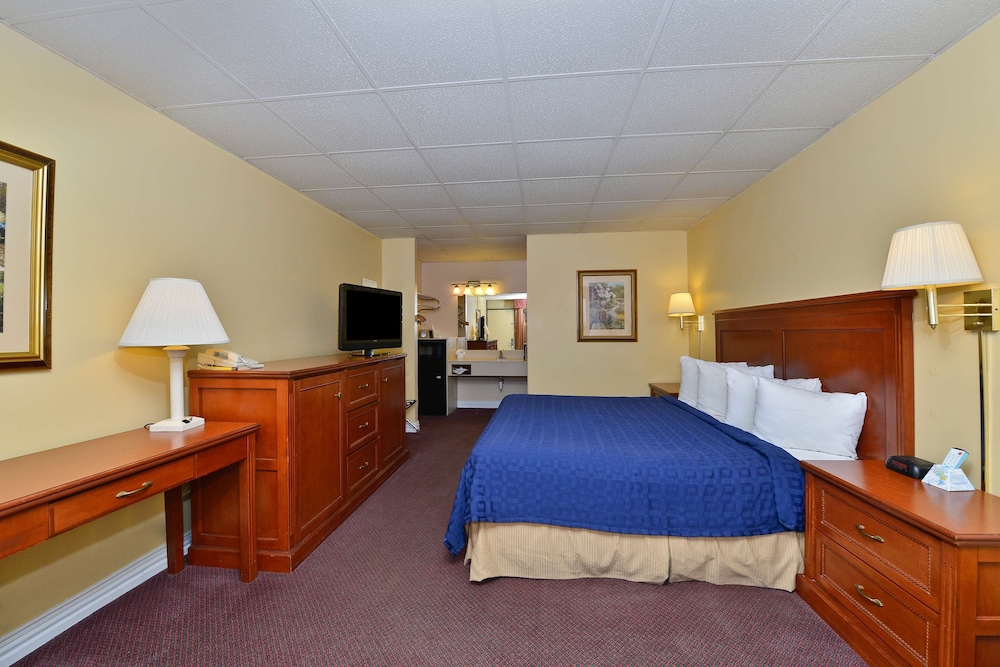 Room, 1 King Bed, Non Smoking - Photo 2