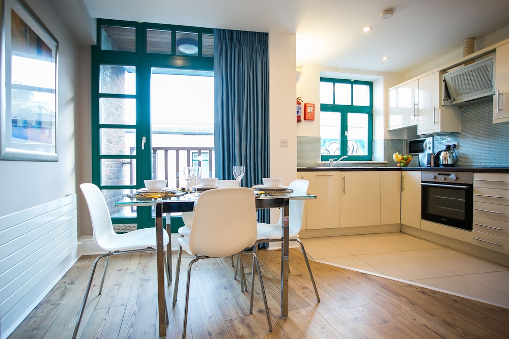 City Apartment, 2 Bedrooms, Kitchen, City View photo 3