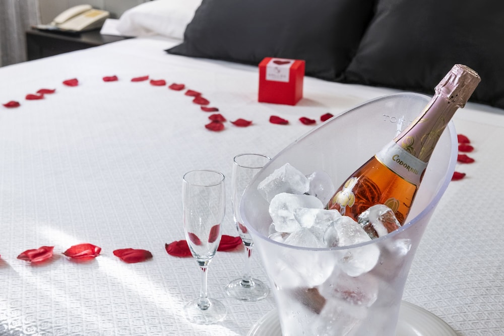 Escapada Romántica con Botella de Vino Espumoso