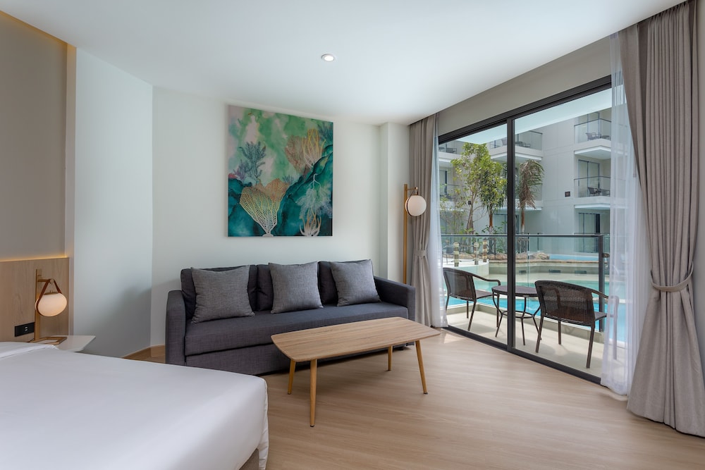 Family Room, Pool Access - Photo 8