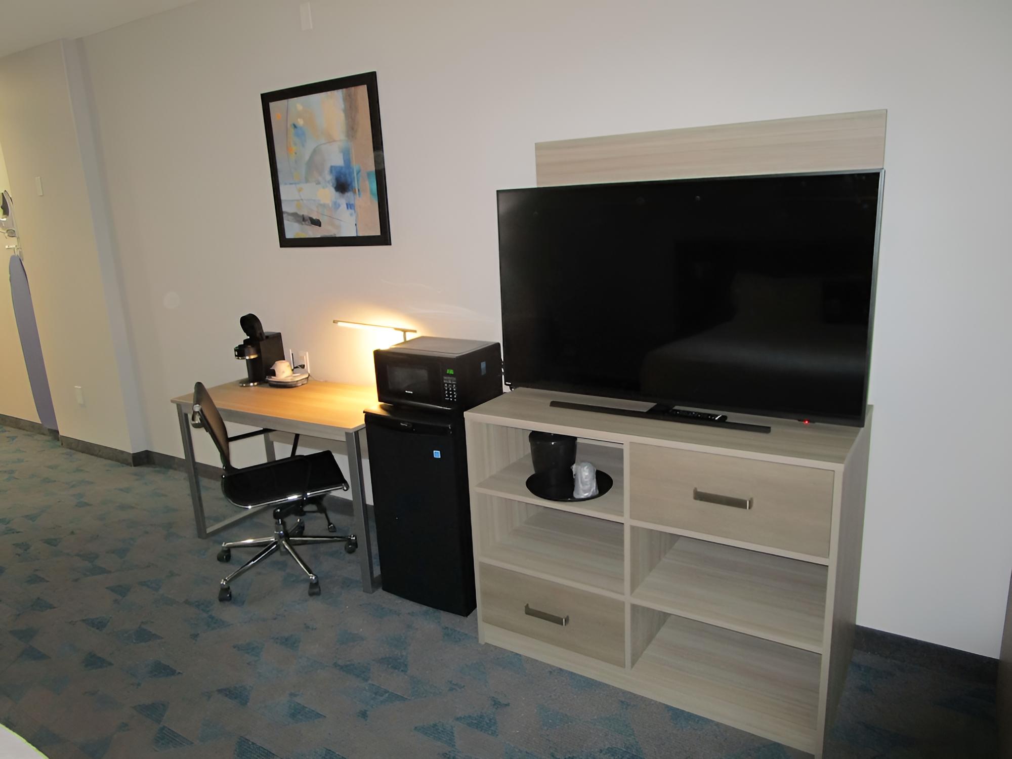 Standard Room, 1 King Bed, Accessible, Refrigerator & Microwave photo 2