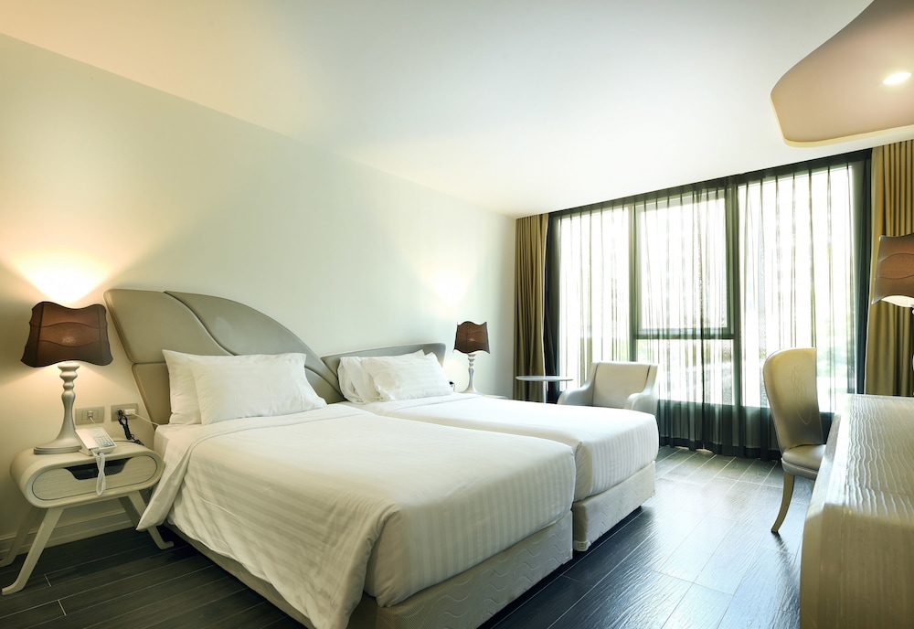 Deluxe Room, Pool View photo 2