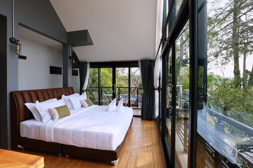 Deluxe Room with Lake View photo 3