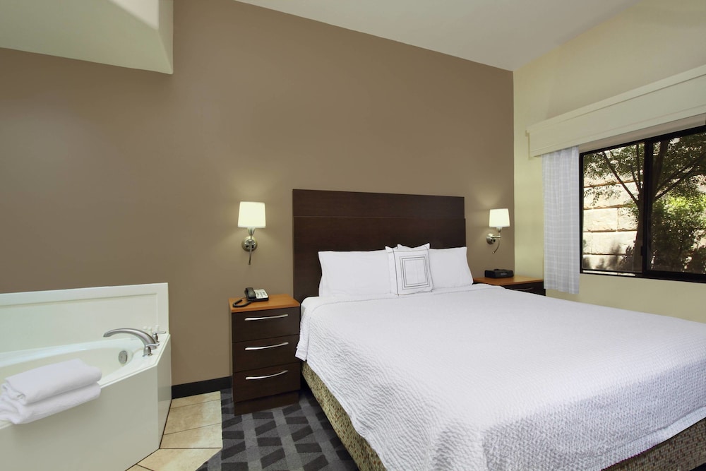 Suite, 1 Bedroom (Mobility/Hearing Accessible, Tub)