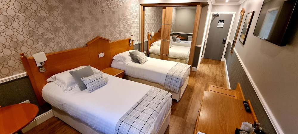 Standard Twin Room, Ensuite photo 3