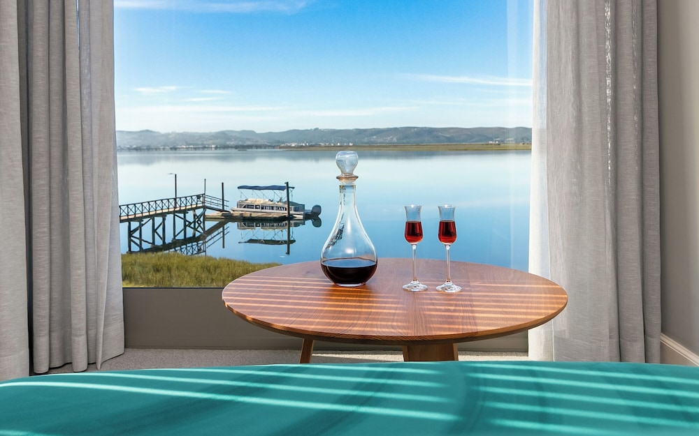 Deluxe Suite - Lake Facing - 4 photo 3