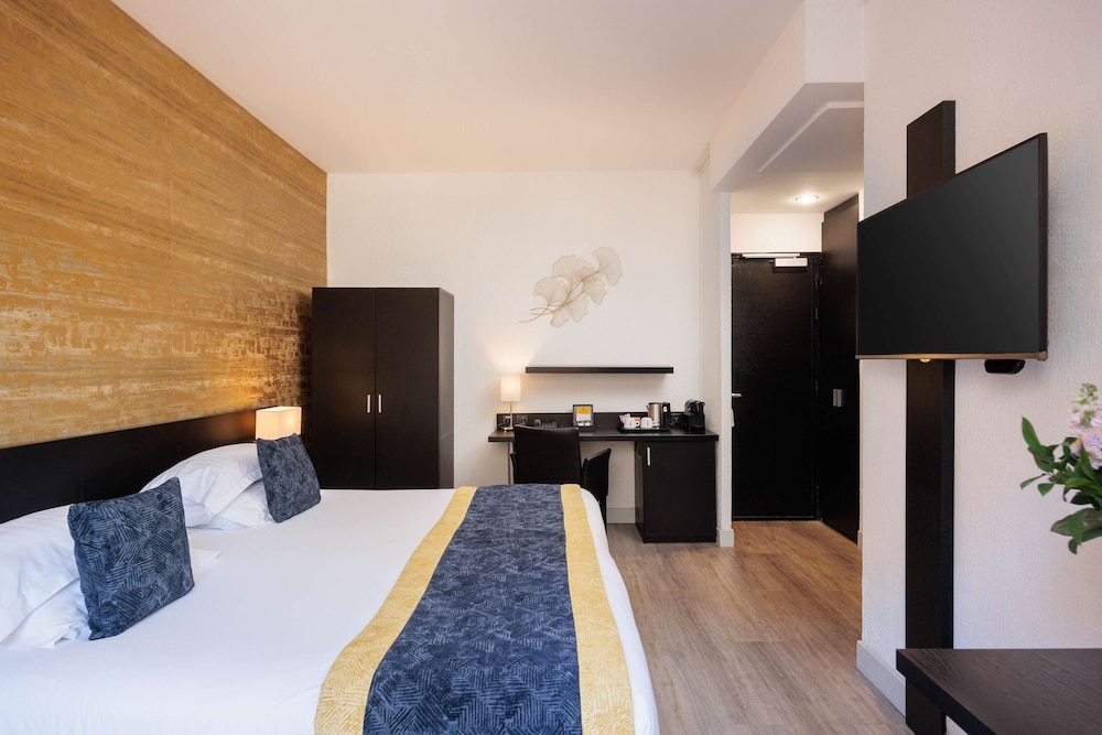 Deluxe Room, 1 King Bed, Non Smoking, Balcony (Twin bed on request) - Photo 12