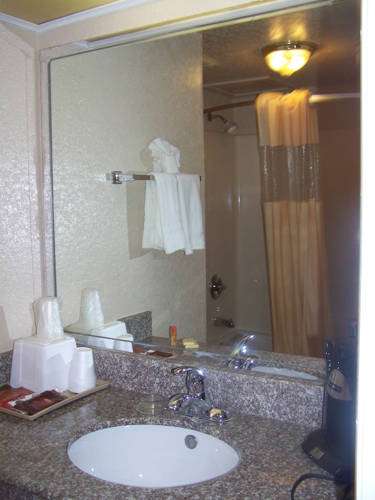 Standard Room, 1 King Bed - Photo 7