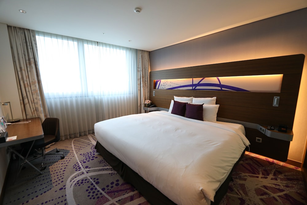 Deluxe Room, 1 King Bed (Business - High Floor) photo 3