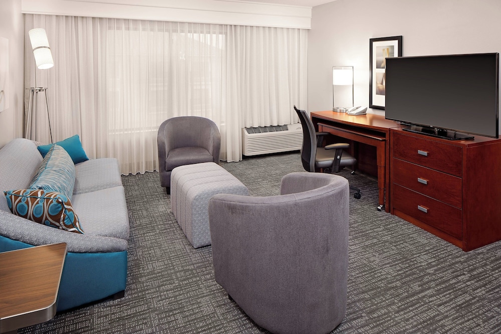 Suite, 1 King Bed - Photo 3