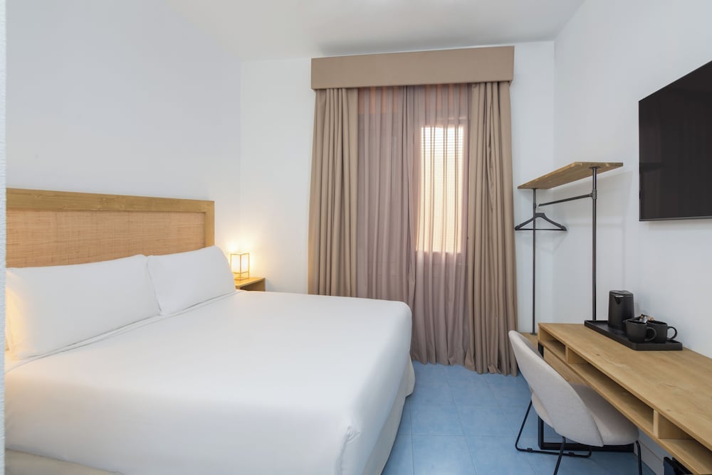 Basic Double Room (Private External Bathroom)