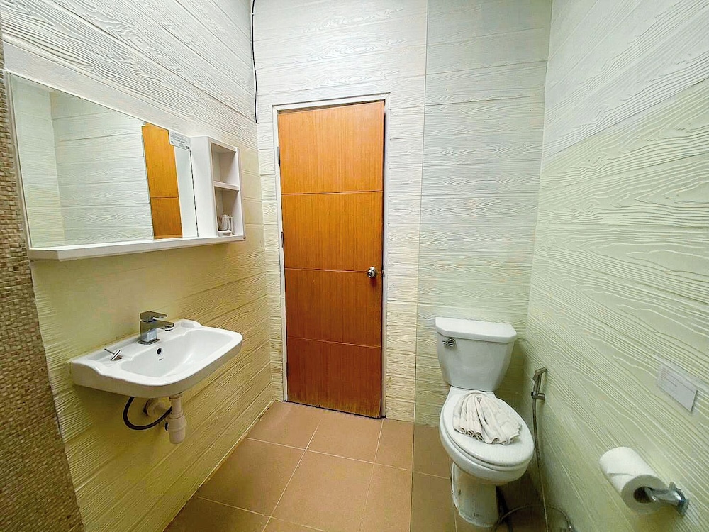 Deluxe Room with Balcony (Twin Bed) photo 2