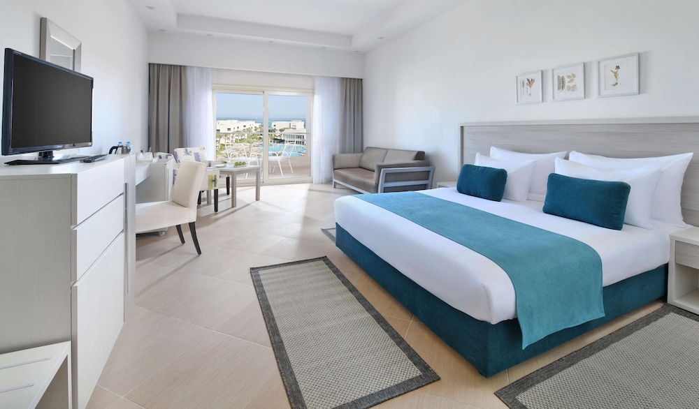 Family Room, 1 Queen Bed, Partial Sea View (Deluxe) - Photo 2