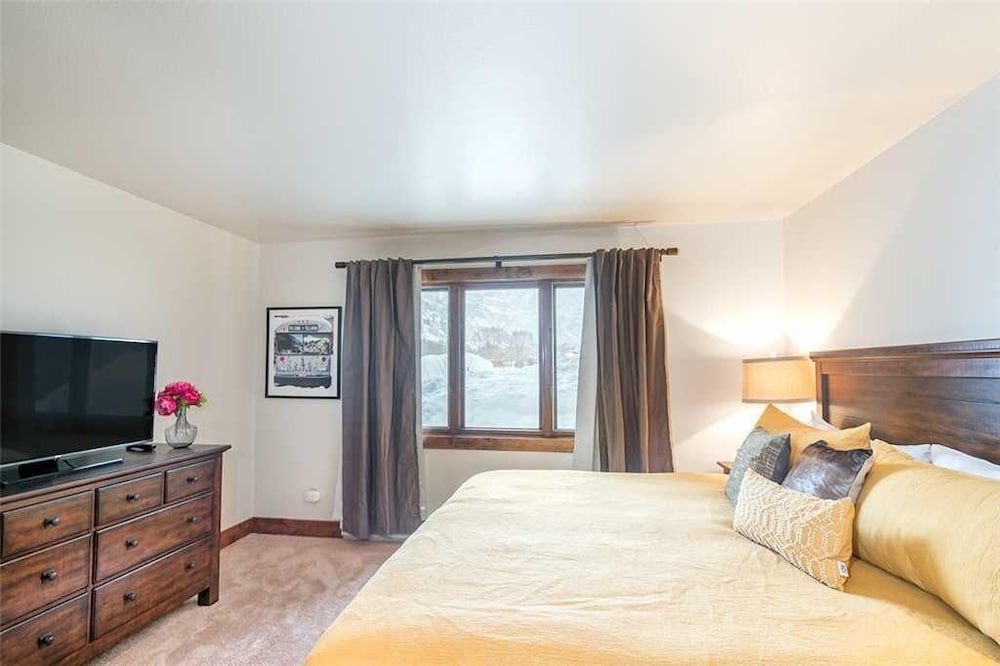 Condo, Multiple Beds (RIVERSIDE B02)