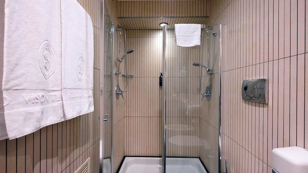 Suite, Hot Tub - Photo 8