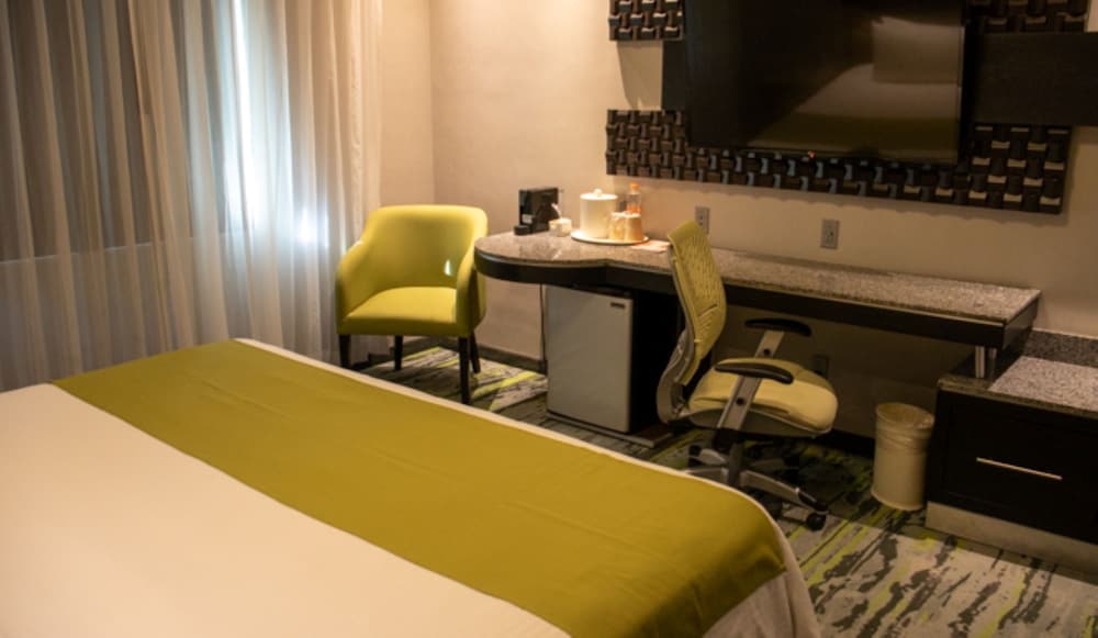 Superior Room, 1 King Bed photo 3