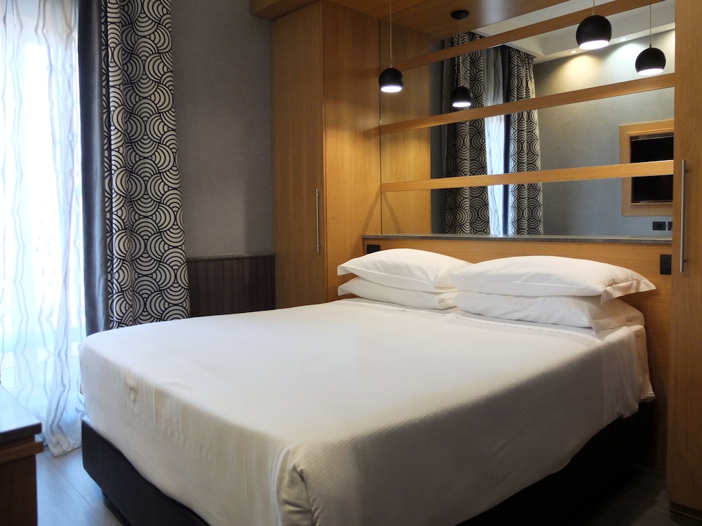 Standard Double or Twin Room thumbnail 5