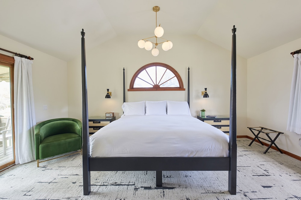 Standard Room, 1 King Bed photo 3
