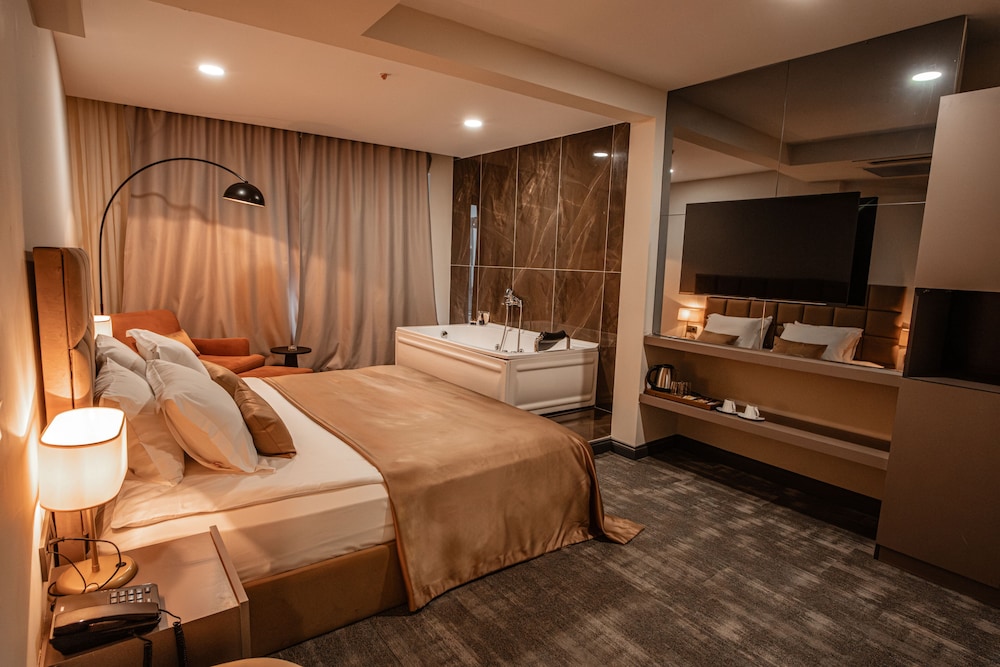 Deluxe Room, 1 King Bed, Jetted Tub, Sea View