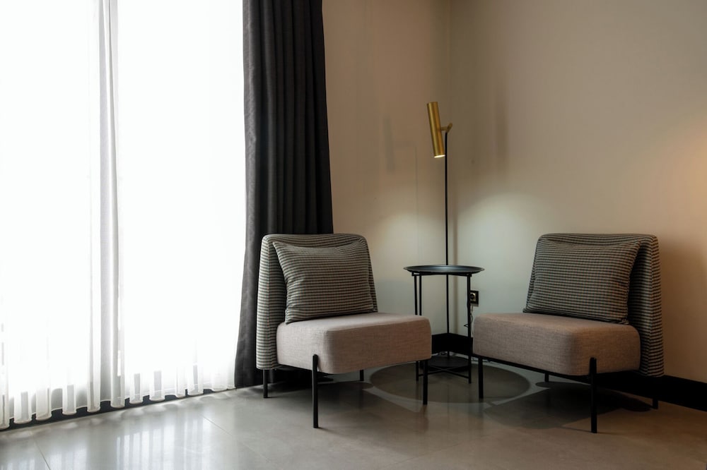 Standard Room, 1 King Bed - Photo 4