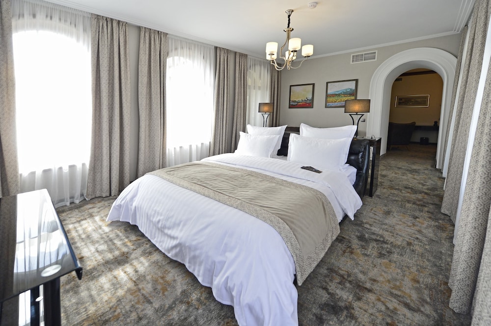 Luxury Suite, 1 Queen Bed (Historical Part)